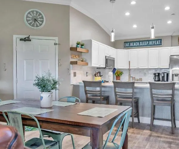 Perfect 2-bed 2-bath Townhome With 1390 Sq Ft And Garage By The Clearwater Beach