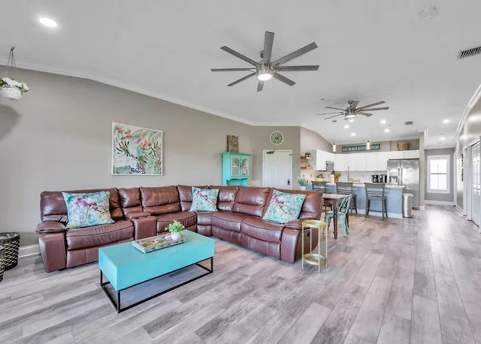 Perfect 2-bed 2-bath Townhome With 1390 Sq Ft And Garage By The Apartment Clearwater Beach